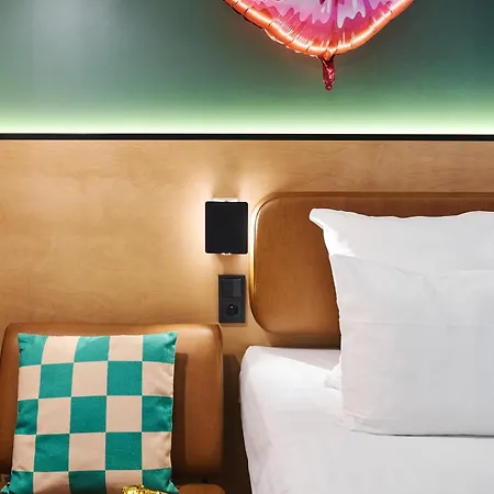 Moxy Bastille Hotel 3*